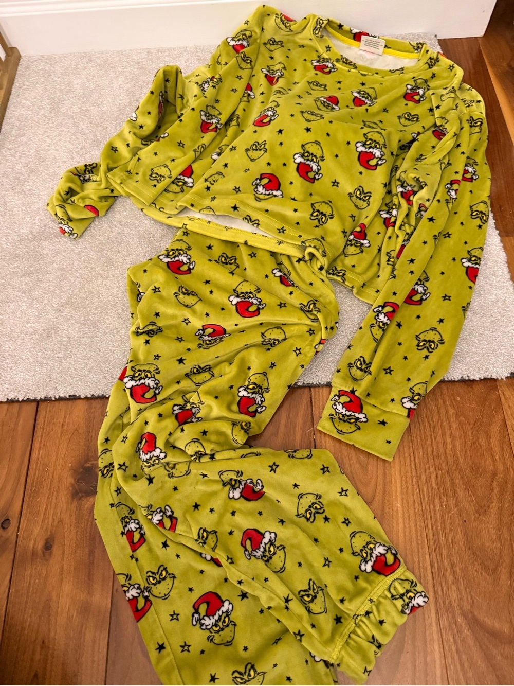Grinch ladies size small pyjama set